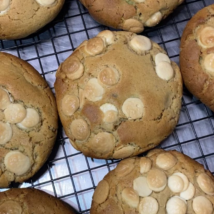 O nosso cookie pistache é feito com nossa incrível massa tradicional de açúcar mascavo combinada com pedaços de chocolate branco, recheado com delicioso creme de pistache e finalizado com gotas de chocolate branco. Uma verdadeira perdição, né? Incrivelmente delicioso. Peça já o seu!