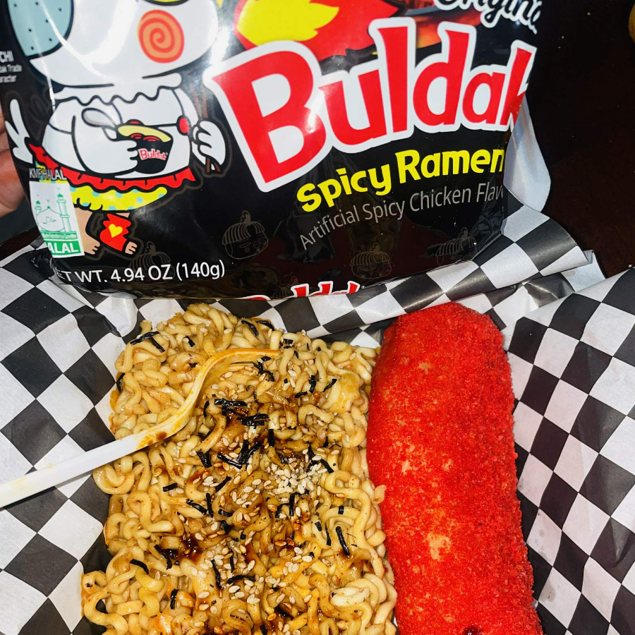 Ramen Negra + Banderilla Flamin de Queso