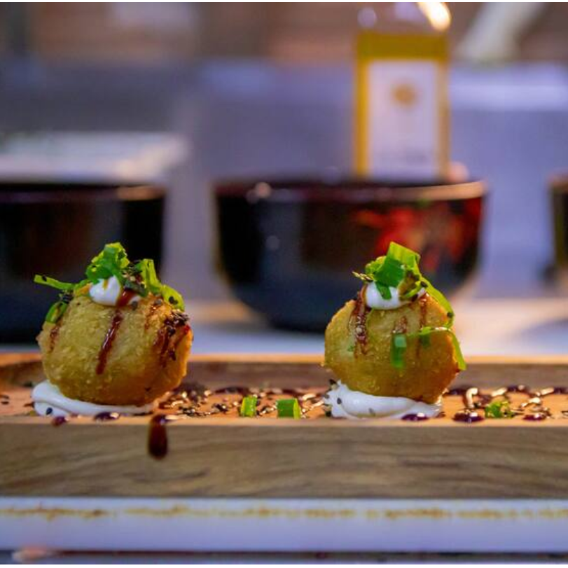 Experimente nosso irresistível bolinho de massa leve, recheado com salmão grelhado e cream cheese, finalizado com molho tarê e um toque de cebolinha. Uma explosão de sabores que vai encantar o seu paladar!