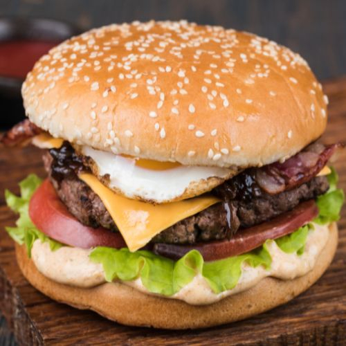 Pão Brioche, Hambúrguer, Mussarela, Calabresa, Bacon, Ovo, Alface, Tomate, Ketchup, Mostarda, Maionese
