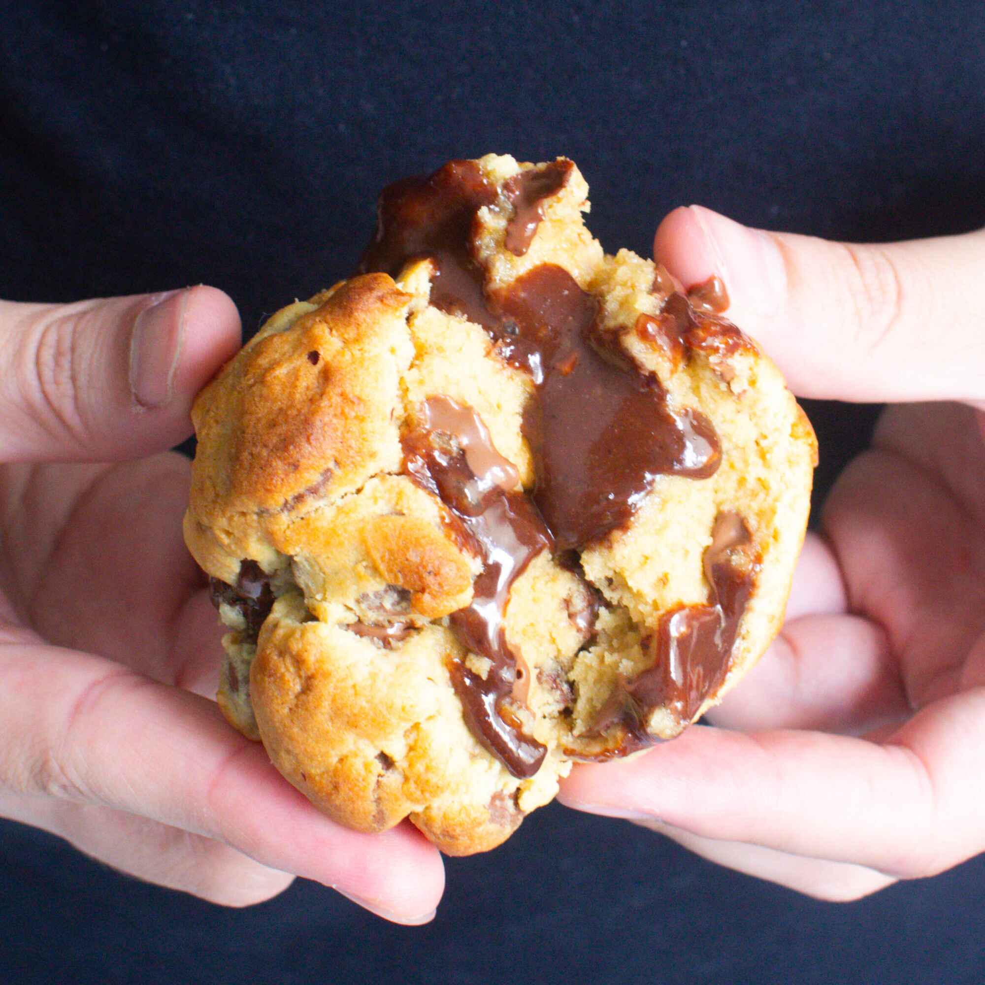 Cookie tradicional recheado com creme artesanal de avelãs e chocolate, mais intenso e saboroso que Nutella. Crocante por fora, macio por dentro e irresistível a cada mordida