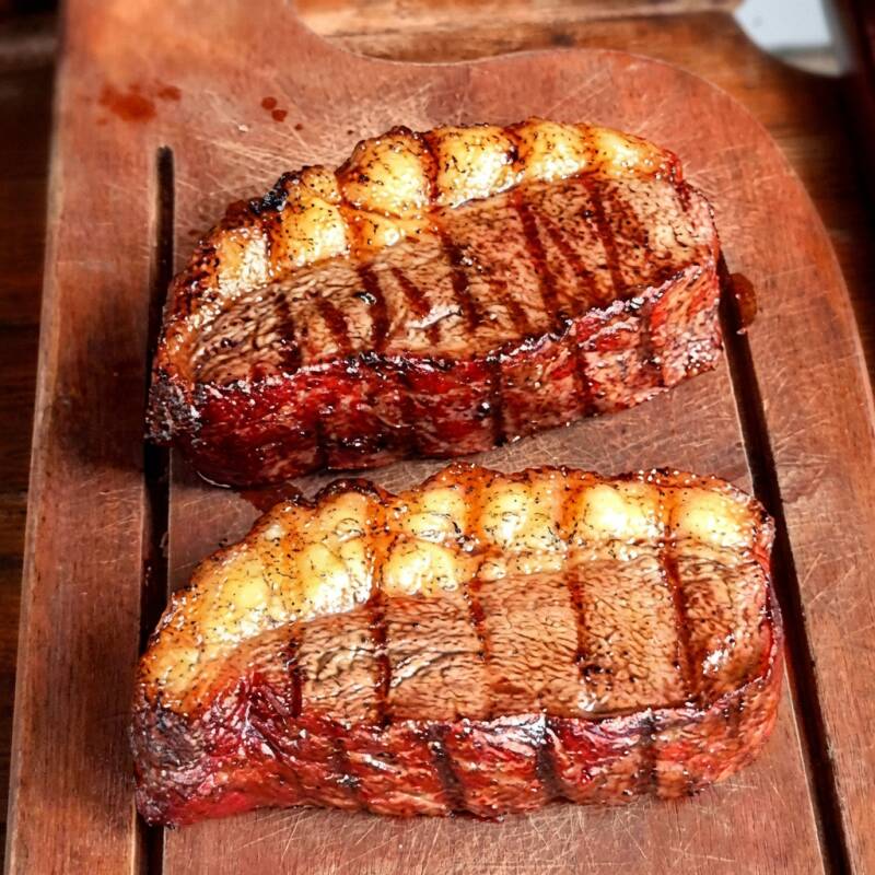 Deliciosa picanha grelhada de 400g, preparada em um autêntico Char Broiler que realça os sabores, proporcionando uma experiência gastronômica única. Cada pedaço é cuidadosamente cortado em steaks, garantindo um prato suculento e de sabor inigualável. Ideal para compartilhar em um jantar especial a dois. Um verdadeiro deleite para os amantes de assados.