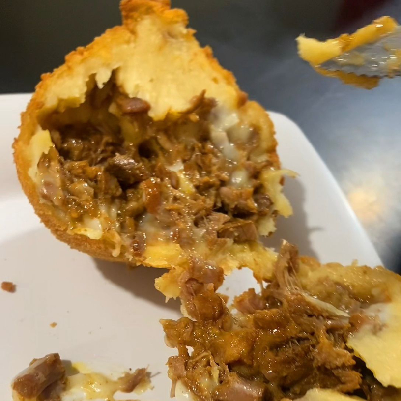 Crocante por fora, suculenta por dentro 😍 Coxinha recheada com carne desfiada e requeijão