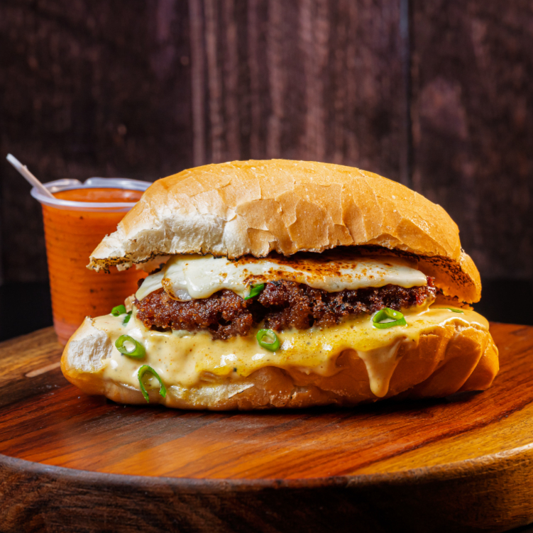 Nosso clássico premiado duas vezes pelo Bom Gourmet. Pão francês, Bolinho de carne, maionese da casa e cebolinha