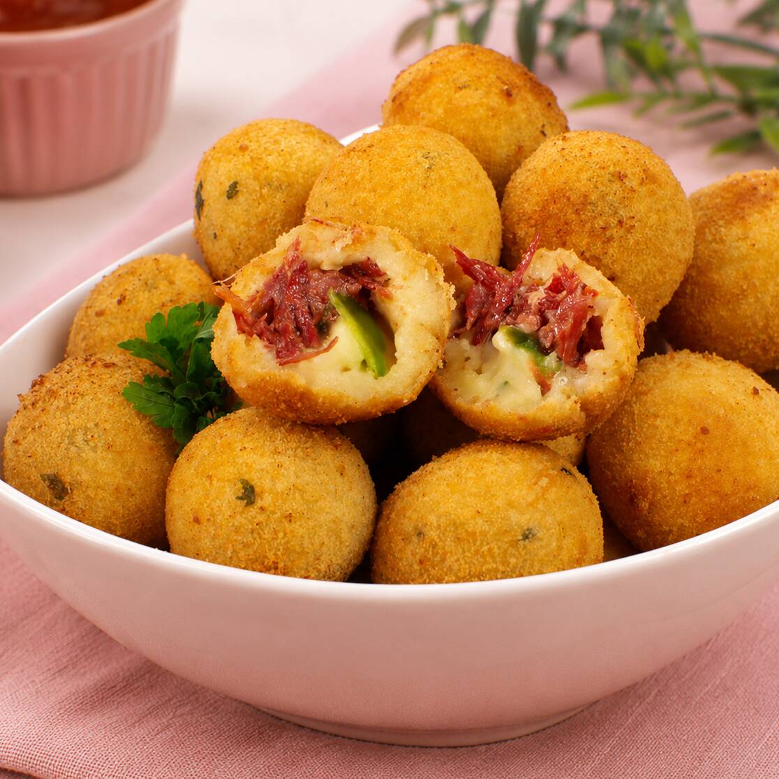 Salgado frito na hora para chegar quentinho e crocante em sua residência.
Contém 25g / Segue Katchup e maionese de acompanhamento.