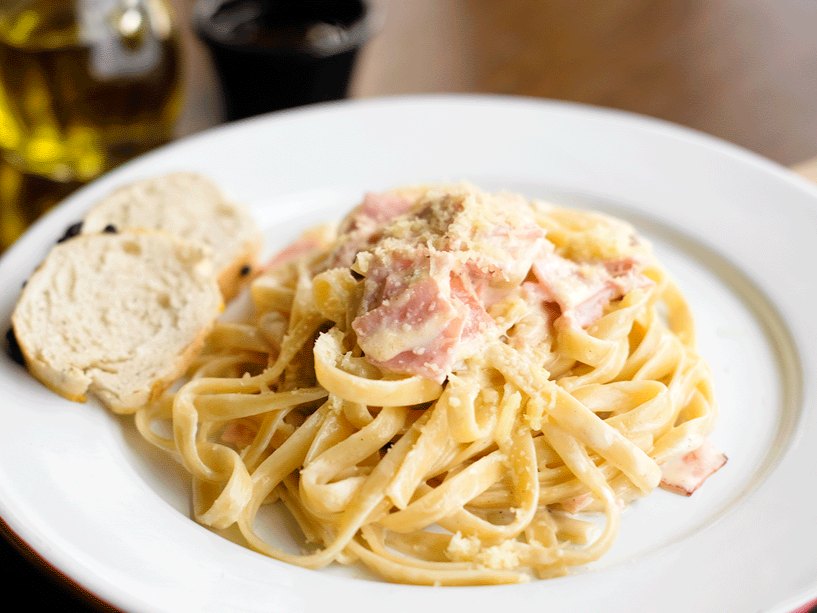 Fetuccine Alfredo +(Focaccia de Cortesía)