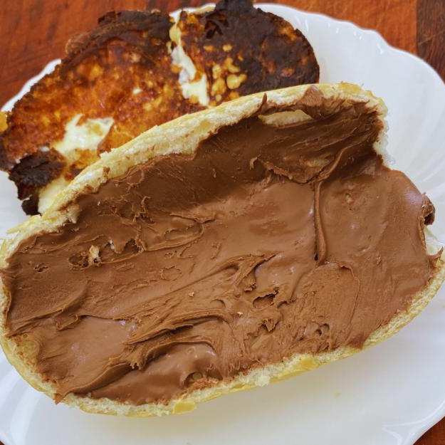 Nosso tradicional pão francês metade na chapa com entrada requeijão e a outra metade recheado com nutella