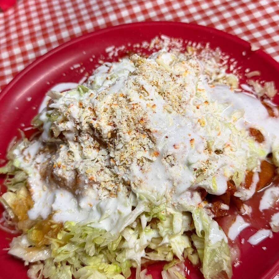 Enchiladas rojas de queso monterrey