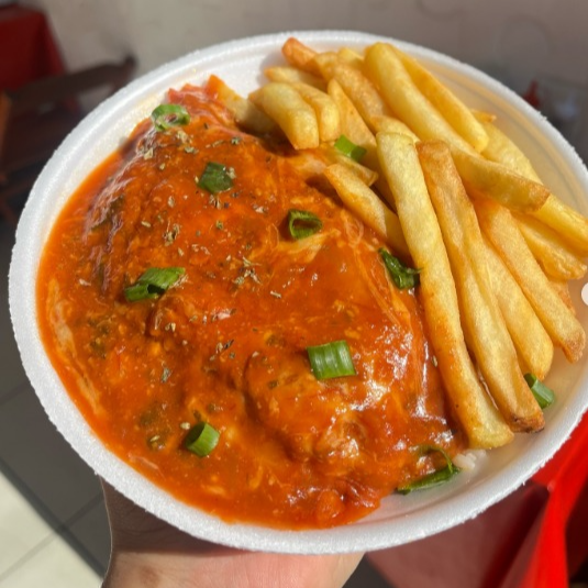 Fotos reais:: Filé de frango empanado, coberto com molho de tomate e muito queijo derretido, acompanhado de arroz soltinho e batata frita crocante. 500 Gr