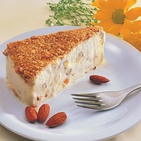 Sorvete de amêndoas com farofa crocante e amêndoas picadas. (INGREDIENTES Farinha de trigo, Fermento em pó químico, Ovo in natura, Aroma de baunilha, Emulsificante para bolo, Água, Biscoito Maria, Açúcar refinado, Castanha de caju, Leite em pó desnatado, Sal e Sorvete de Amêndoas. Não contém glúten.)