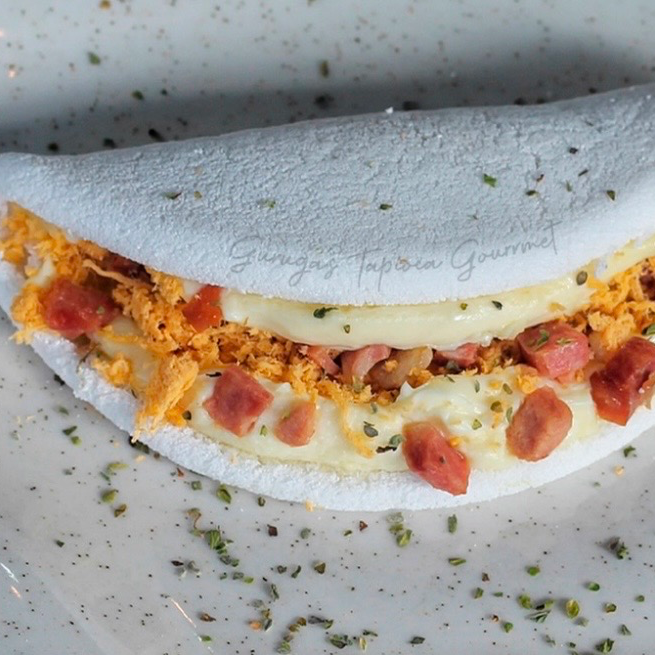Frango temperadinho, queijo, bacon, tomate e orégano