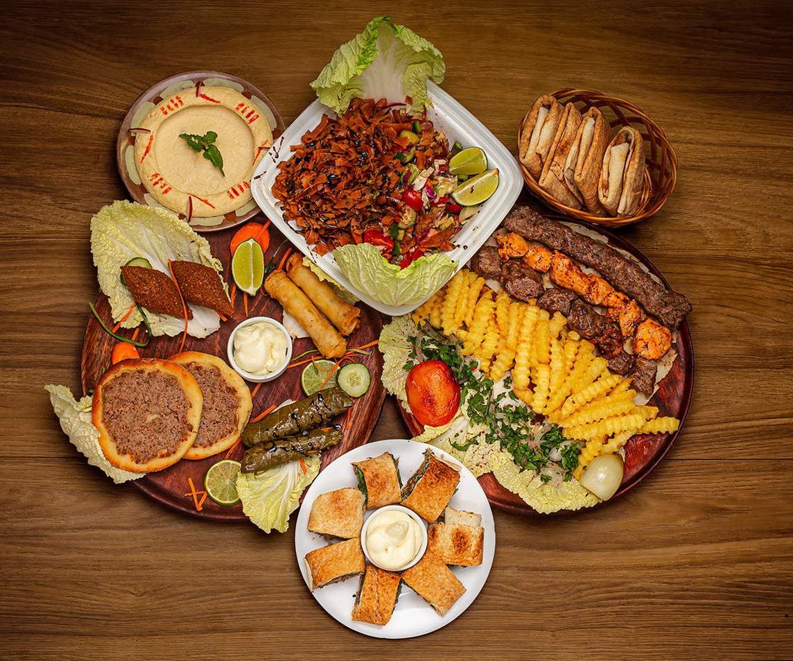 Uma experiência degustativa para 2 pessoas.
Uma combinação única e especial de sabores que celebram a tradição libanesa. Com o que temos de mais especial no cardápio.
- 3 Espetos Assados (Carne, Kafta, Tawuk)
- 1 Shawarma cortado
- 2 Rkakat
- 2 Charutos de Uva
- 2 Esfihas de Carne
- 2 Kib