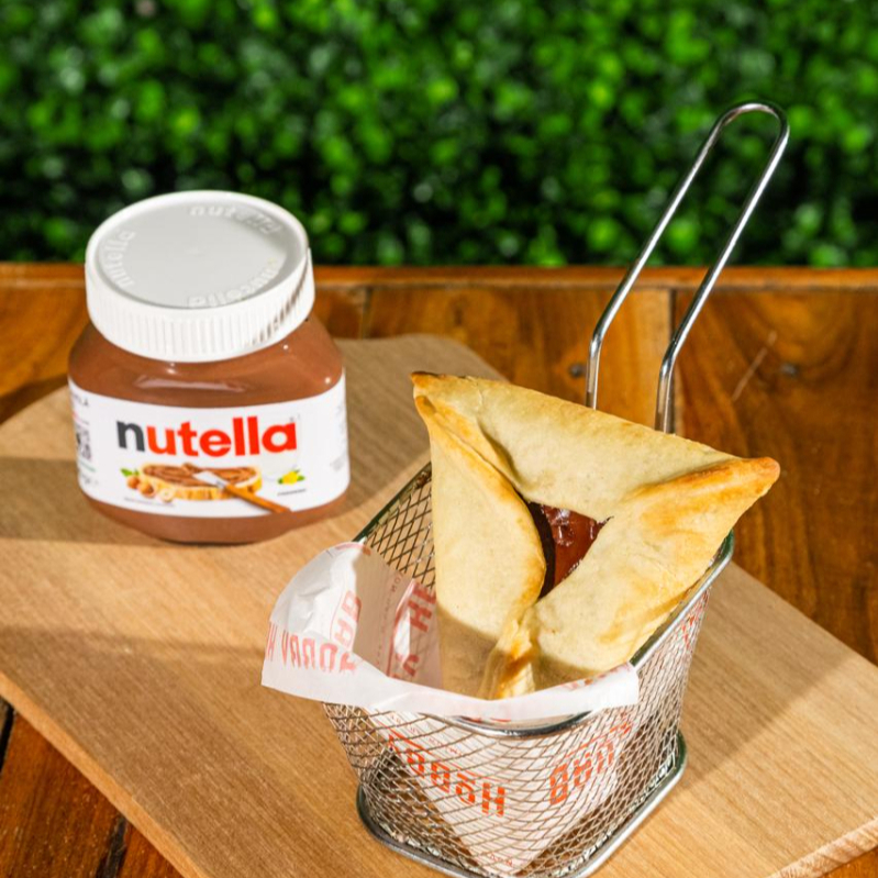 Esfiha de massa artesanal com recheio de creme de avelã.