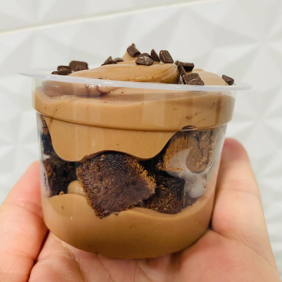 Um delicioso brownie no pote com recheio de chocolate 70% cacau, peso médio 140gr