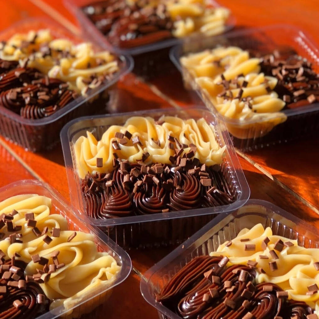 Brownie, pedaços de morangos, creme de ninho e brigadeiro 50% cacau