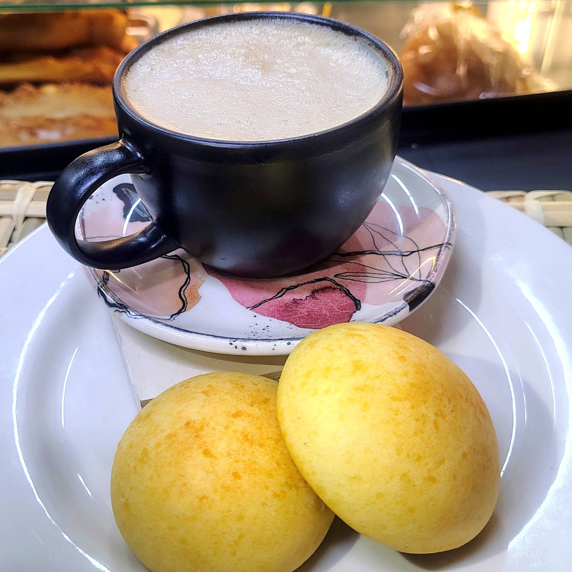 Capuccino Vainilla y 2 Almojábanas