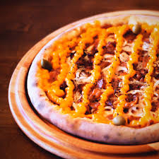 A pizza de Calabresa com Cheddar é uma combinação popular que une o sabor marcante e levemente picante da linguiça calabresa fatiada com a cremosidade e o sabor intenso do queijo cheddar.