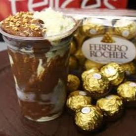 Açai com creme de Ferreiro Rocher acompanhado de um bombom.