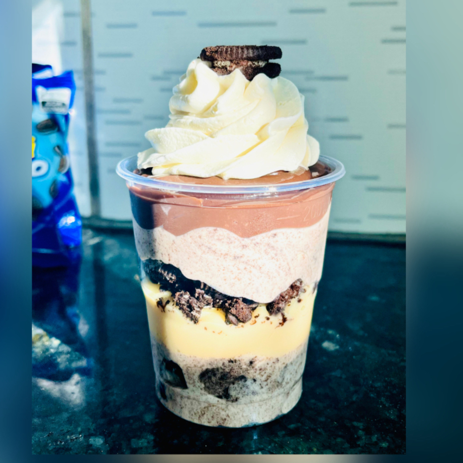 Esse copo vem com uma camada de mousse de Oreo, uma camada de brigadeiro de ninho, biscoito Oreo em pedaços no meio, mais uma camada de mousse de Oreo, depois recheio de chocolate e finalizado com nosso chantininho cremoso.