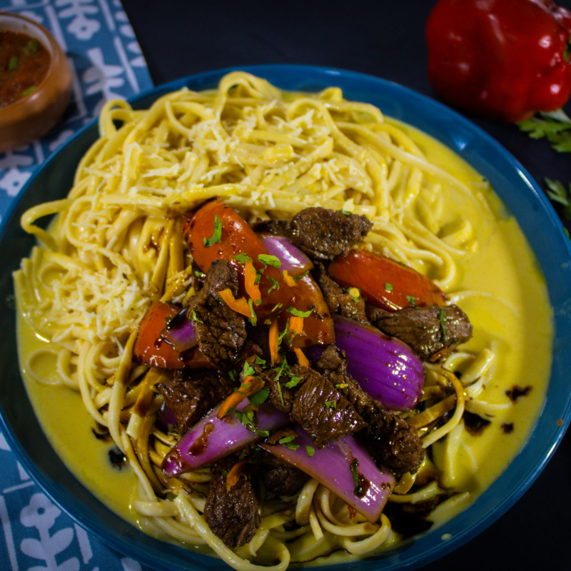 Tallarines a la Huancaína con Lomo al Wok