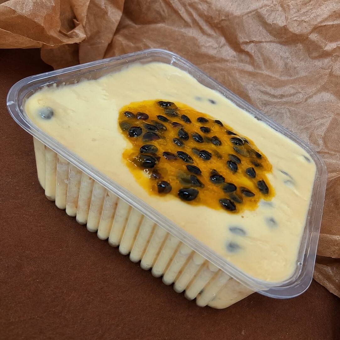 Camadas de bolo fofinho, creme suave e a refrescância do maracujá que conquista no primeiro pedaço.