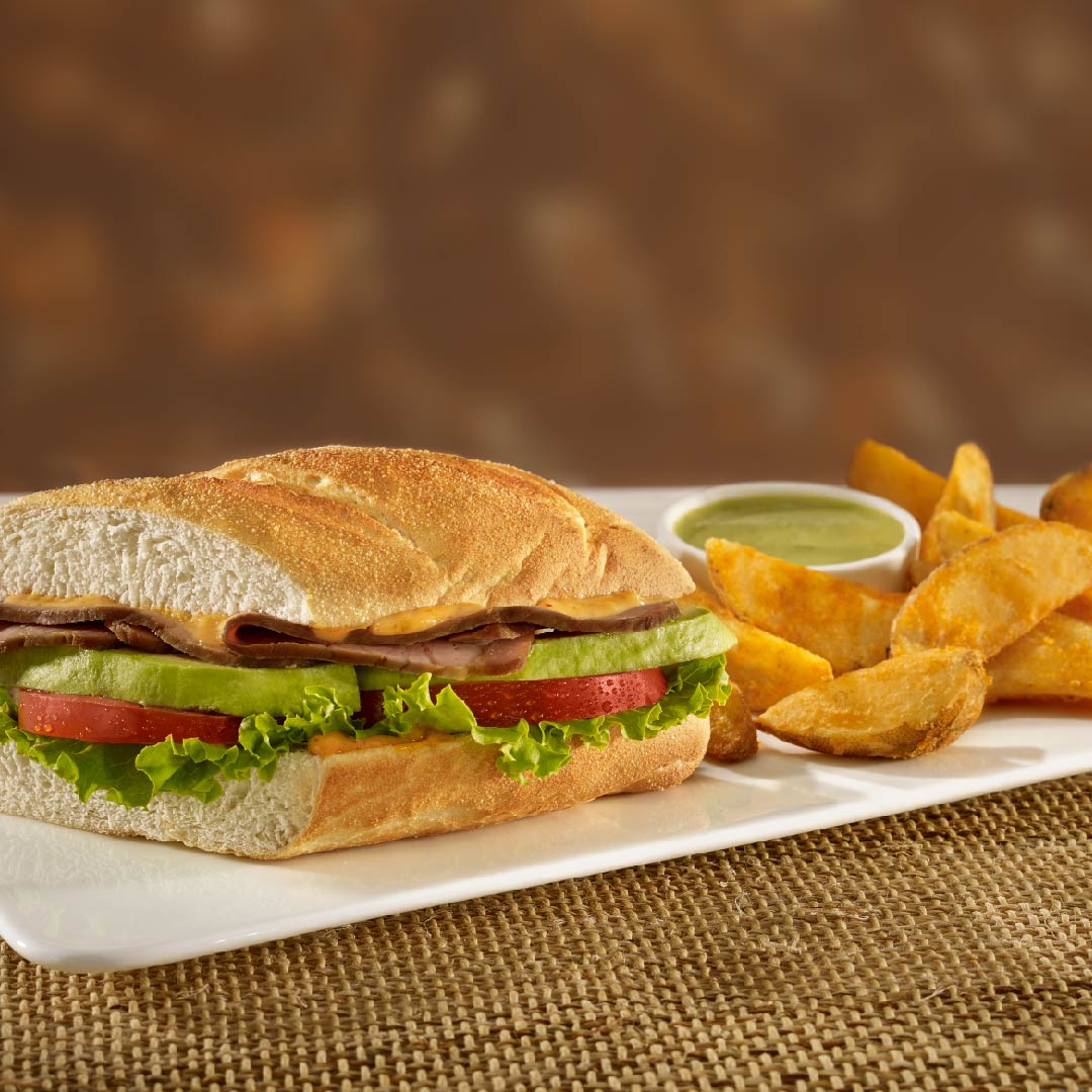 Baguetino de Roast Beef + Papas Bravas