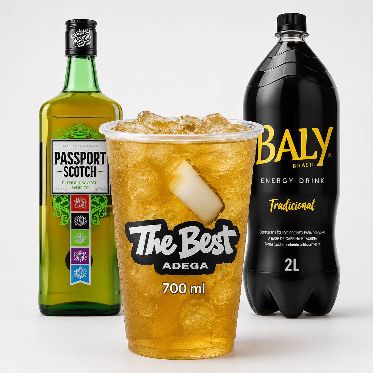 Copo 700 ml de whisky com energético, preparado com gelo saborizado e servido bem gelado. Uma combinação marcante, refrescante e cheia de sabor.