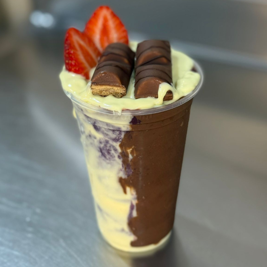 Creme de Açai, Kinder Bueno, Nutella, Morango, Creme de Ninho, Leite em pó e Leite condensado.