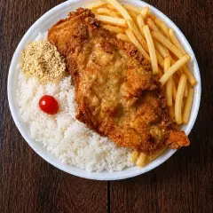 Marmita com delicioso filé de frango empanado na massa crocante acompanhado de arroz branco, feijão e batatas fritas. Acompanha refrigerante pet Coca Cola bem gelado.