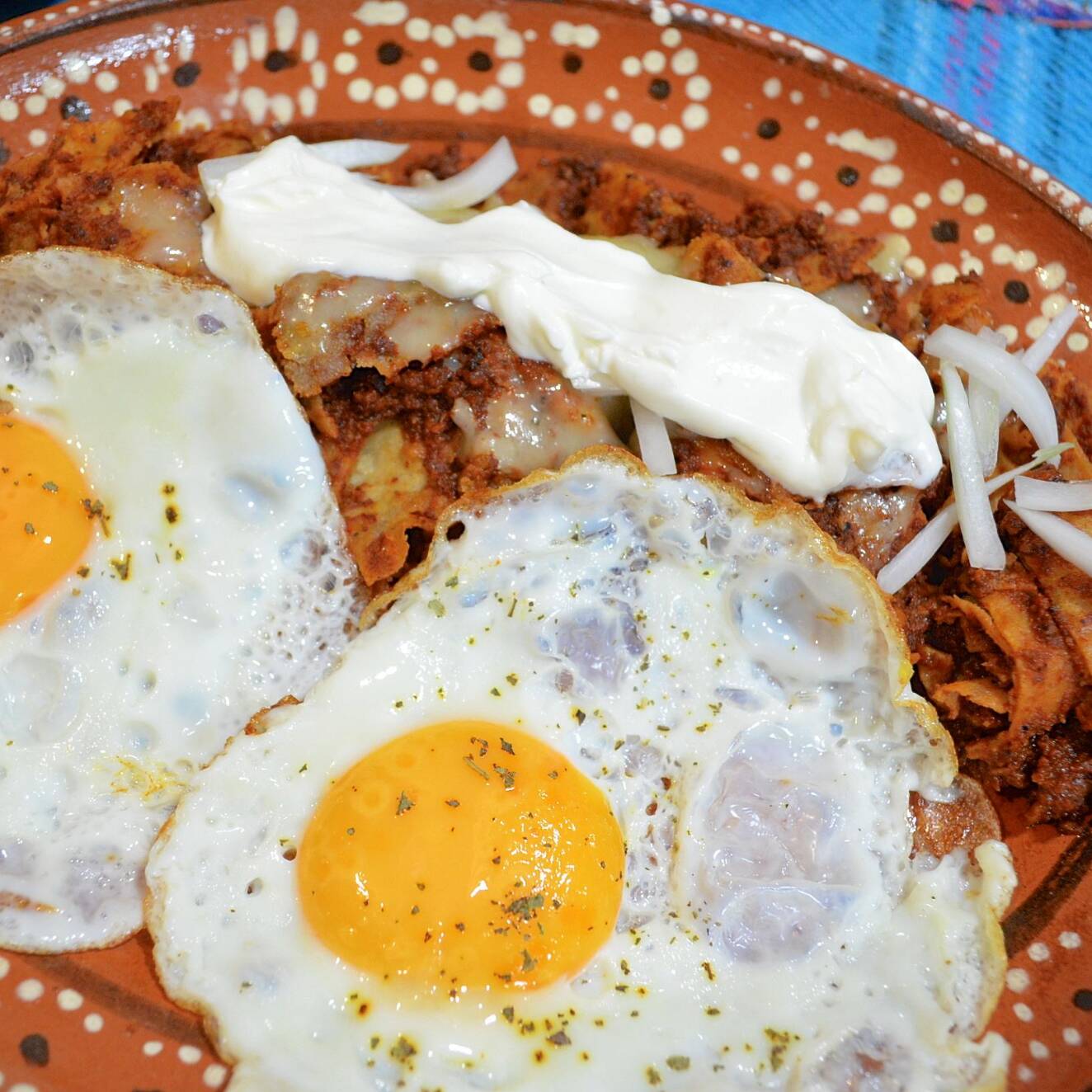 CHILAQUILES CON HUEVO ROJOS