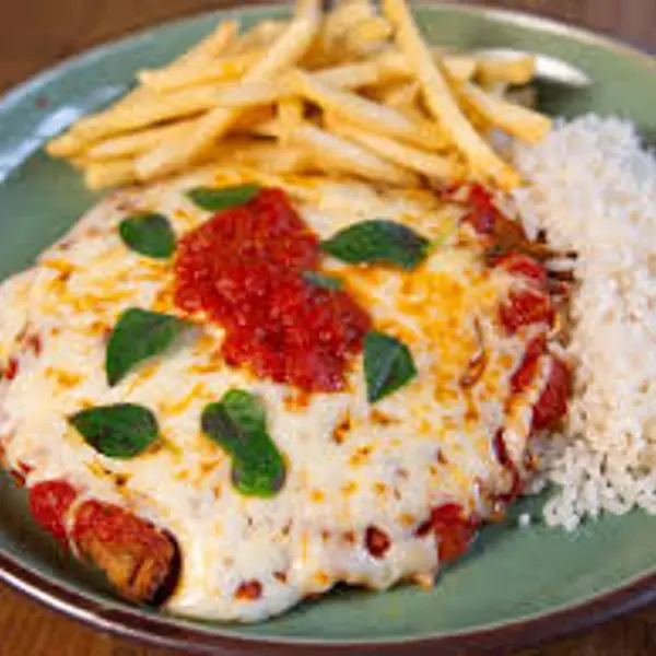 bife empanado com queijo e molho de tomate, acompanha arroz e fritas.