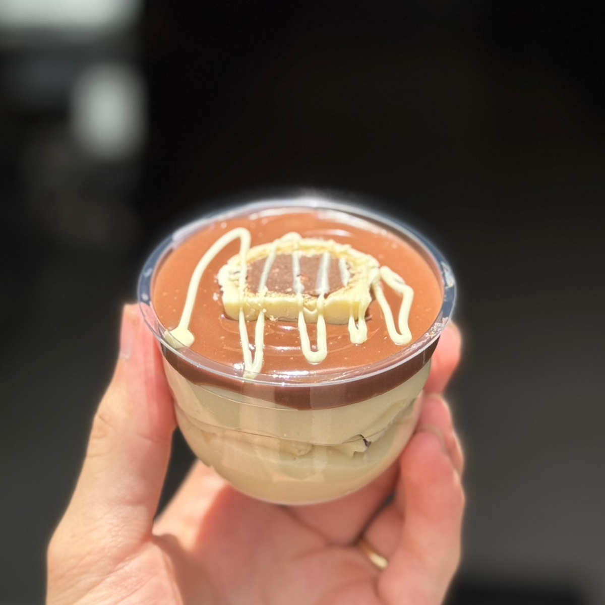 Mousse de Ninho suave, creme de Ninho, Ouro Branco picado, finalizado com ganache de chocolate nobre, meio bombom, e risquinhos de chocolate branco. Novo tamanho: 250g Obs.: a Bertoni Doces não altera nenhum produto ou retira/adiciona ingrediente.