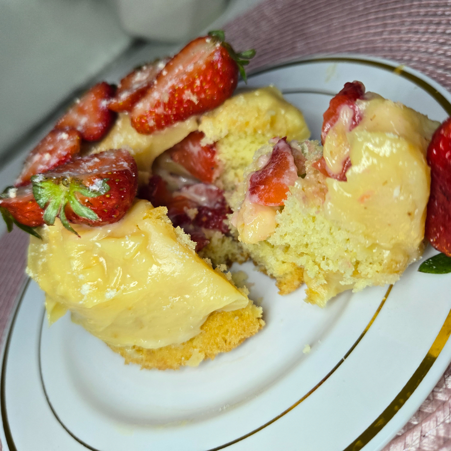 Massa de baunilha fofinha, recheada com brigadeiro de ninho e pedaços de morangos