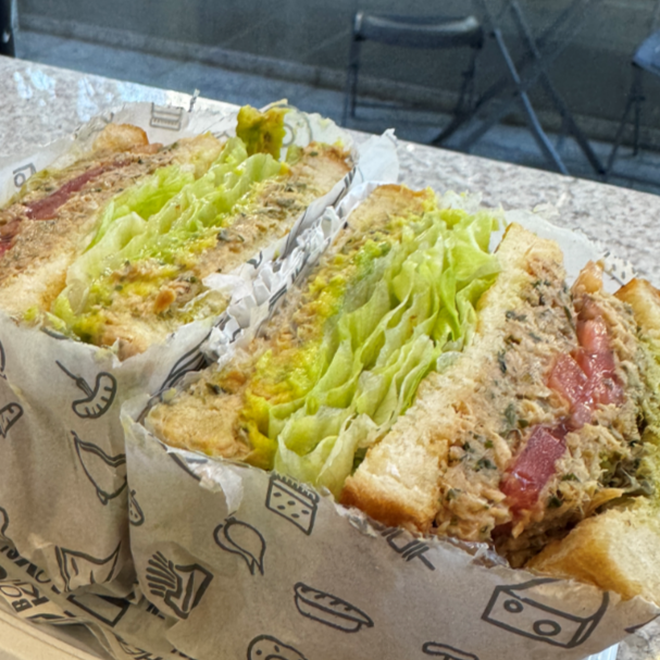 Experimente a perfeita harmonia entre a pasta de atum saborosa, pesto, tomate suculento, abacate cremoso e alface crocante. Tudo servido em nosso pão artesanal. Uma combinação deliciosa e nutritiva para quem busca leveza e sabor em cada mordida.