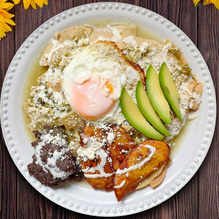 Chilaquiles Con Pollo y Huevo