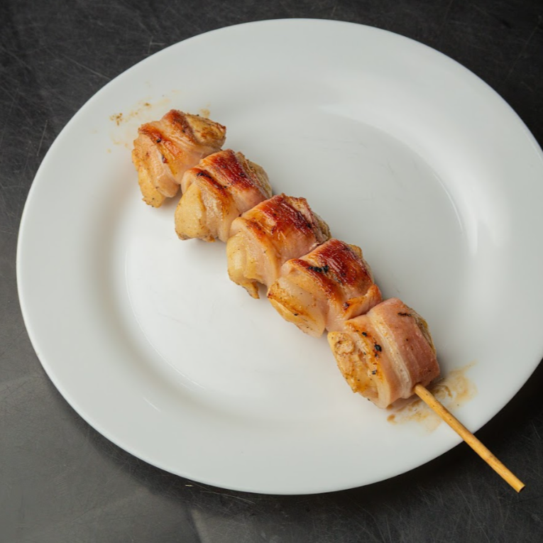 Suculento espeto de filé de frango com bacon .