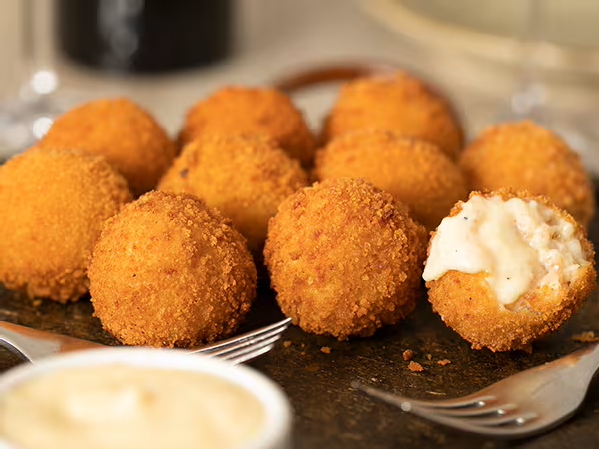 Bolinho crocante por fora e macio por dentro, feito com risoto de arroz arbóreo com pancetta. Acompanha molho carbonara especial.