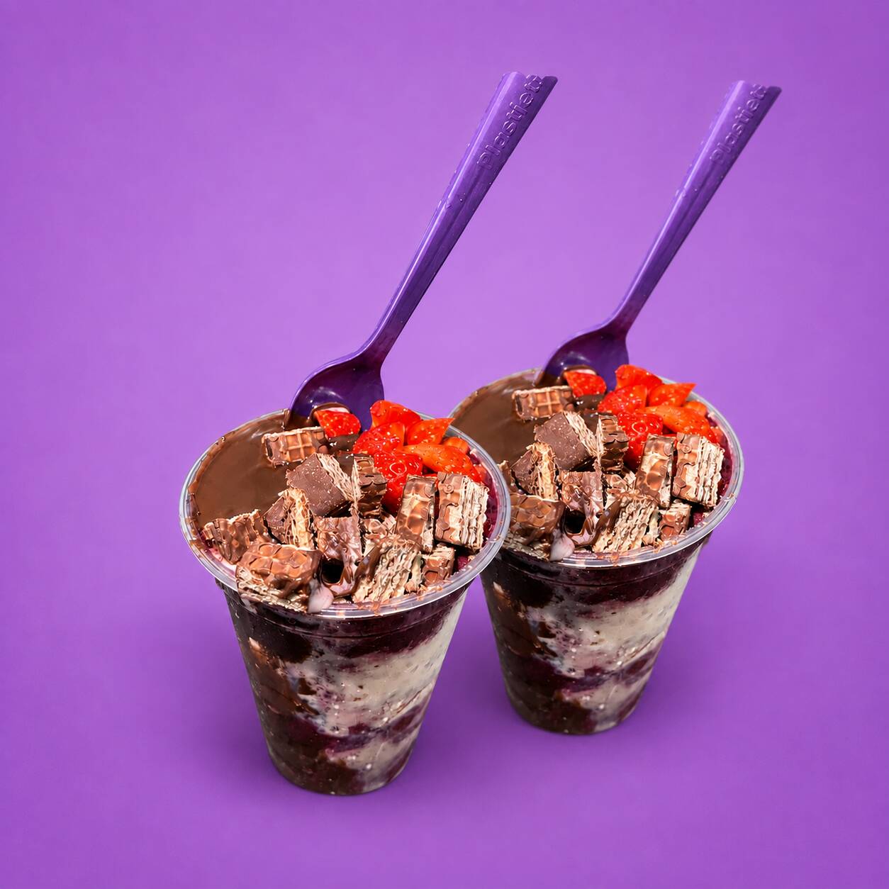 2 Açaí de 400ml com : Morango, Bis , Leite condensado , Leite pó e Creme de avelan