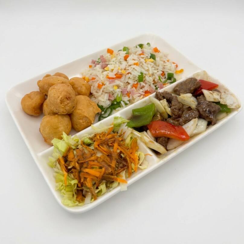 Acompanha: 1 rolinho primavera ou rolinho de queijo ou frango empanado + yakimeshi+ salada