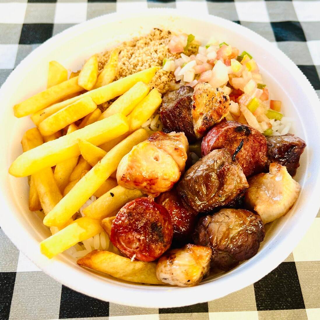 churrasco misto (carne,frango,linguiça) acompanhado de arroz feijão farofa e molho