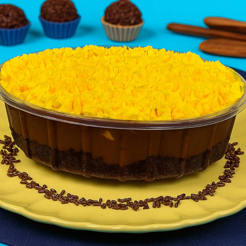 Camadas de brownie macio de chocolate, brigadeiro belga gourmet cremoso e mousse leve de maracujá, finalizadas com um toque especial de chantilly sabor maracujá. Peso: 500 gramas. Serve de 4 a 6 Pessoas. - Importante: atendendo às melhores práticas de confeitaria, nosso produto é mantido semicongelado para maior frescor e qualidade. - Compre esta Sobremesa com Ótimo Desconto através dos nossos Combos!