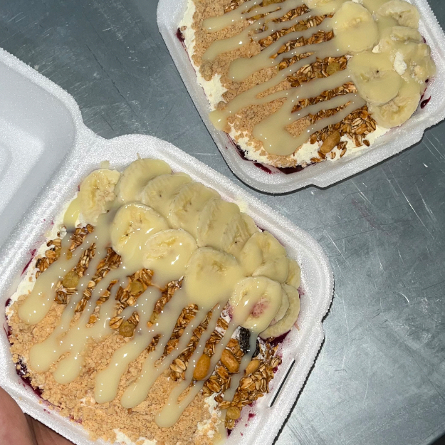 2 açaís tradicionais com banana, leite em pó, granola, paçoca e leite condensado. Perfeito para dividir — ou aproveitar sozinho! Não mandamos os adicionais a parte!