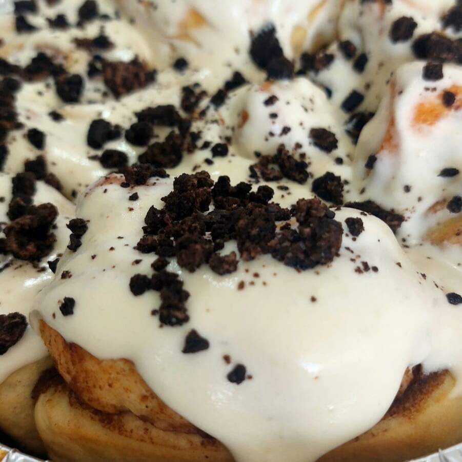 CHAROLA DE ROLES GLASEADOS CON GALLETA OREO