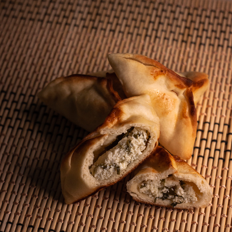 Massa artesanal macia, ricota fresca e espinafre selecionado.