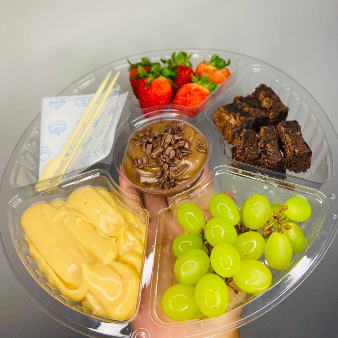 Nosso fondue é preparado com deliciosos pedaços de brownie macio, morangos fresquinhos, uvas selecionadas, brigadeiro de Ninho super cremoso e brigadeiro ao leite irresistível. Tudo pensado para proporcionar uma experiência única a cada mergulho.
🥄 Acompanha 2 palitinhos para você compartilhar (ou não 😋).
⚠️ Cuidado: depois da primeira colherada, é impossível parar!
Perfeito para dividir, presentear ou simplesmente se presentear. 🍫🍓✨