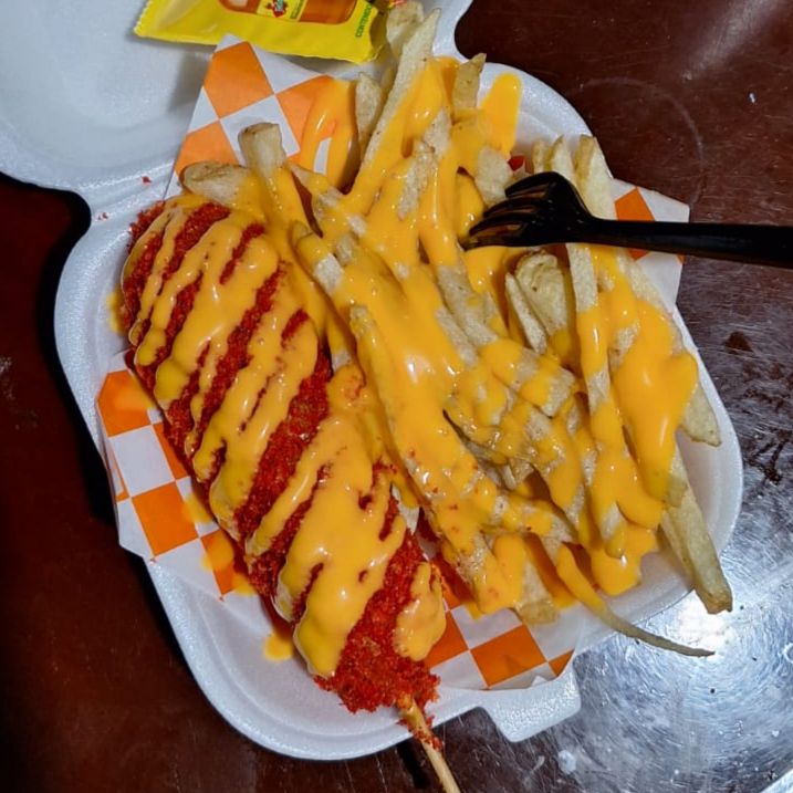 Banderilla Coreana Flaming Hot de Queso con Papas