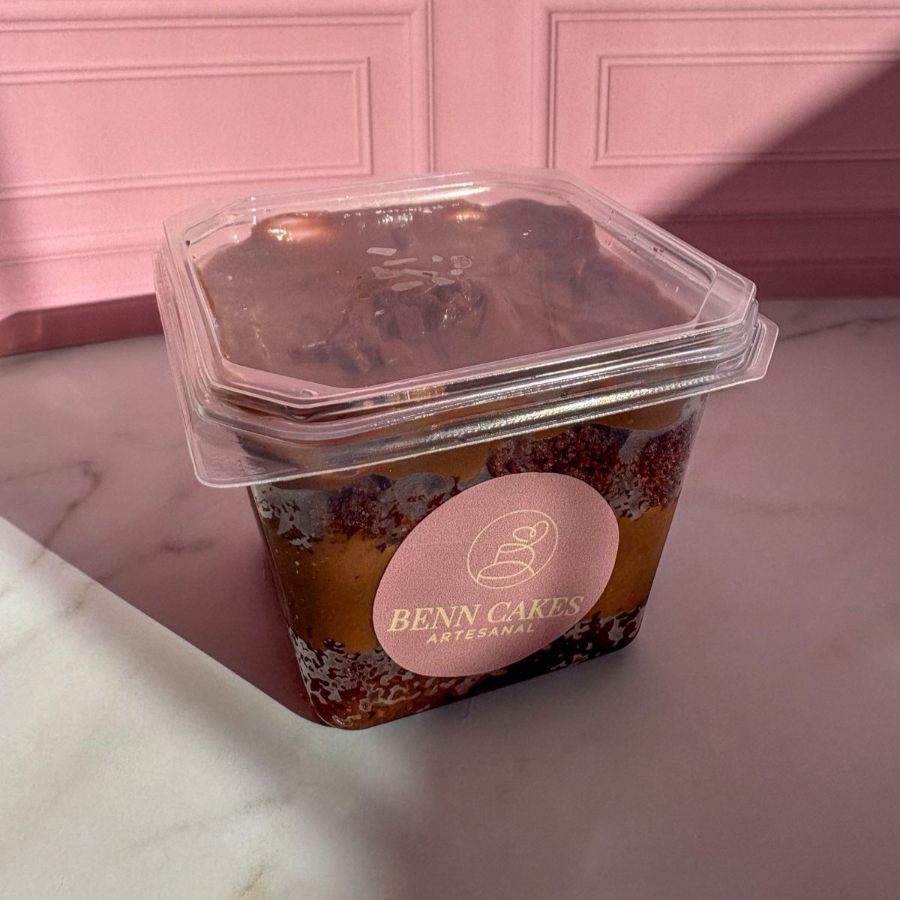 Bolo de pote bem chocolatudo, molhadinho e cheio de recheio cremoso que derrete na boca. Um pedacinho de felicidade em cada colherada!