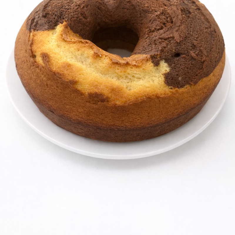 Bolo de Trigo, com a massa de creme de leite, adicionado Chocolate em pó, não usamos conservantes, fabricação diaria. Serve de 10 a 12 fatias.