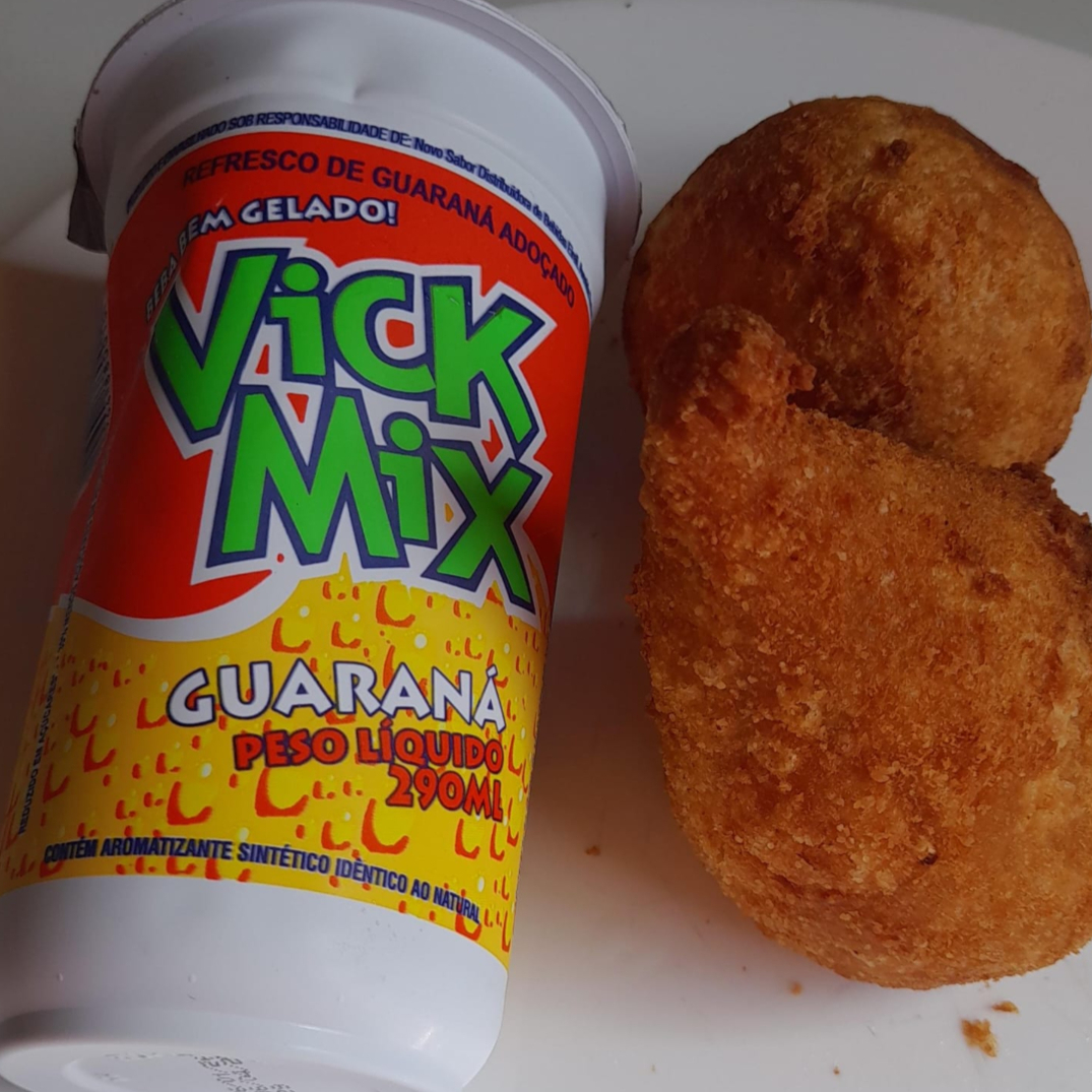 Coxinha recheada com frango desfiado e temperos especiais, envolta em uma massa crocante.