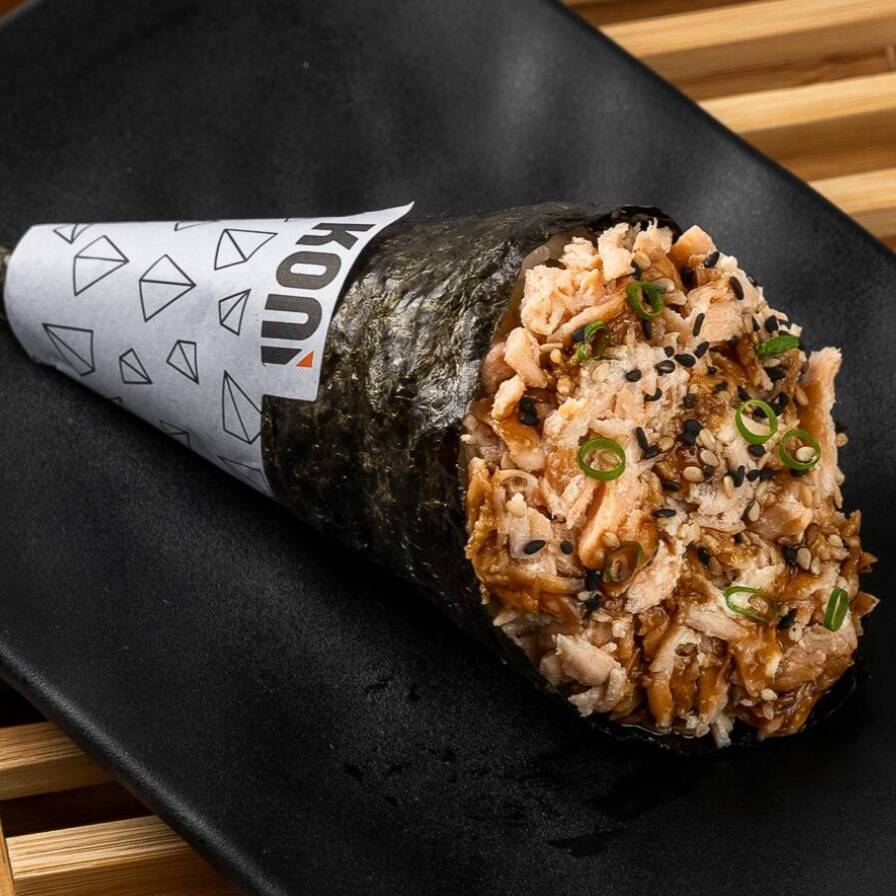 Salmão temperado e grelhado, cream cheese, alga nori crocante, arroz shari, finalizado com teryaki, gergelim e cebolinha.